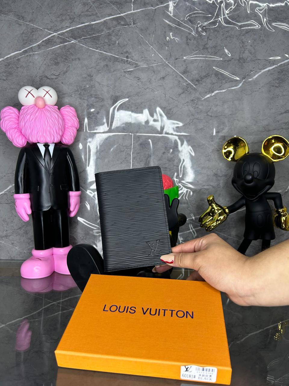 PORTA PASAPORTE LV